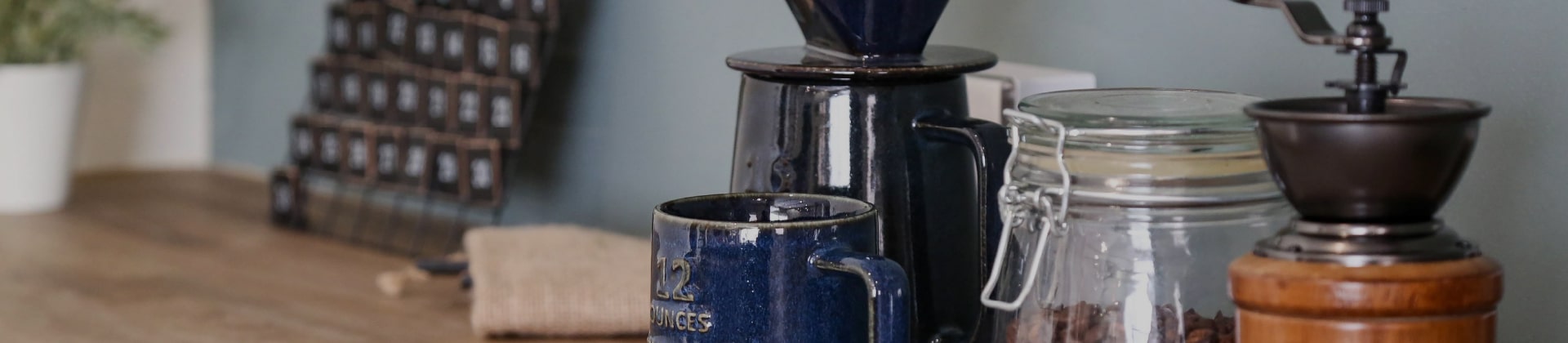 マグカップとコーヒーミルの写真